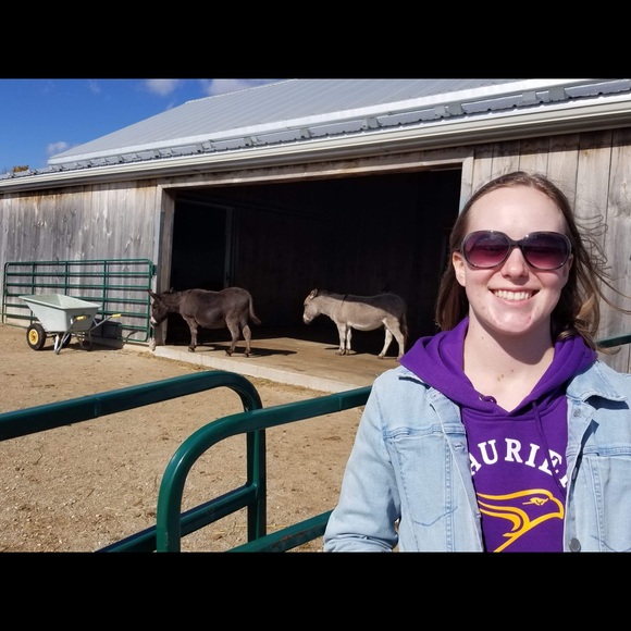 Meet your Posher, Elissa! - Picture 4 of 5